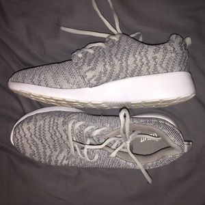 EVERLAST SNEAKERS! GREAT CONDITION